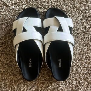 women’s roam sandals